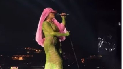 Dünyanın en pahalı düğünün partisinde sahne alan Rihanna, kıyafetiyle alay konusu oldu: Yıldız Tilbe'ye özenmiş 
