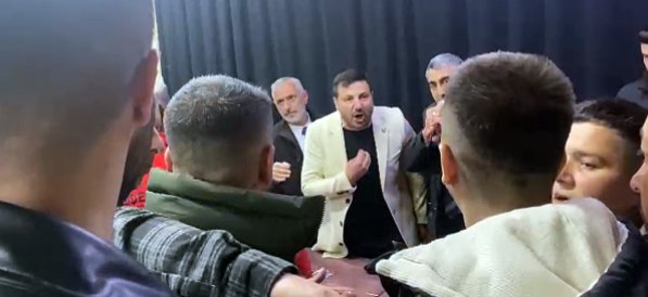 Yeniden Refah Partisi Düzce adayı Davut Güloğlu, seçim çalışması sırasında vatandaşla tartıştı