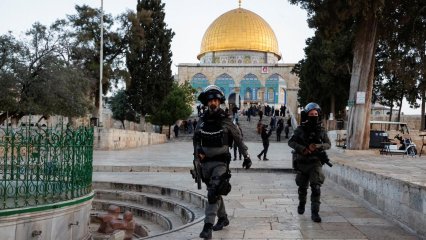 İsrail polisi, Mescid-i Aksa önünde namaz kılmak isteyenlere yine gaz fişeği attı 