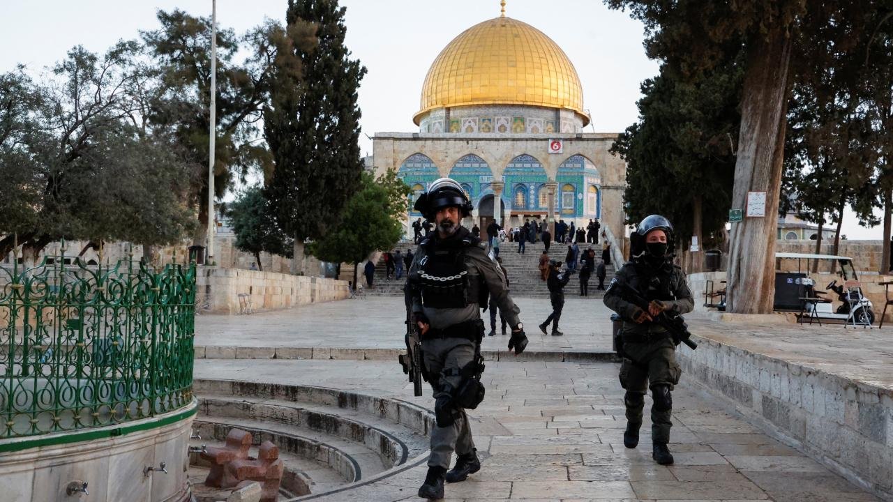 İsrail polisi, Mescid-i Aksa önünde namaz kılmak isteyenlere yine gaz fişeği attı